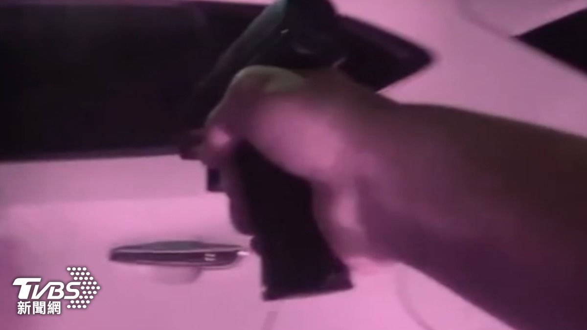 車輛鳴笛不停警拔槍威赫。（圖／TVBS）