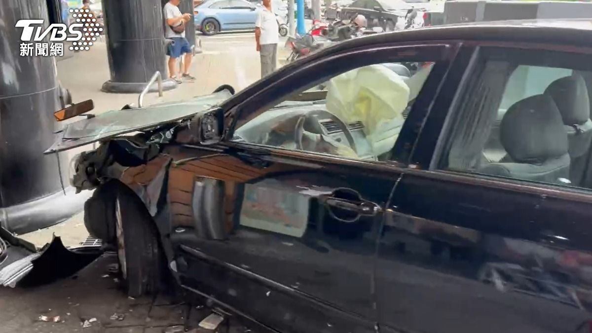 通緝犯開車不慎撞上貨車，安全氣囊全爆開。（圖／TVBS）