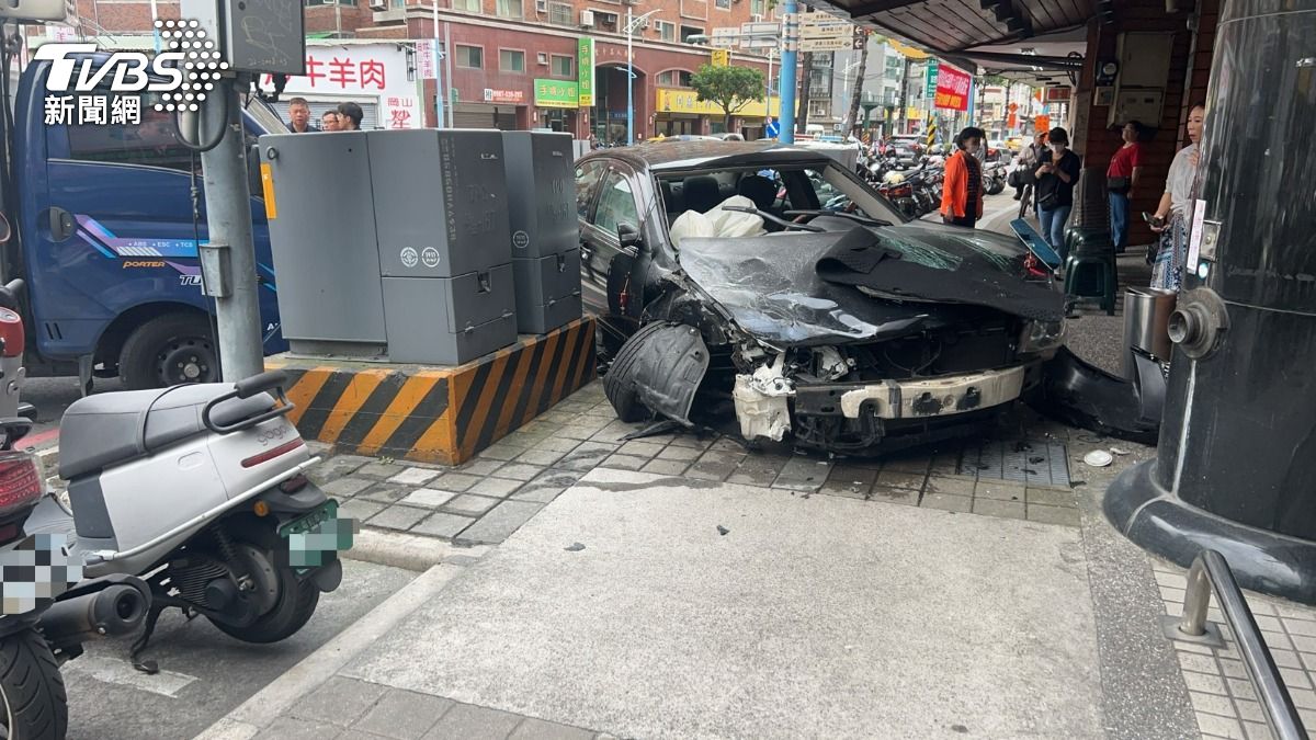 快訊／新北通緝犯躲警衝撞人行道釀1傷　他棄車逃1小時落網