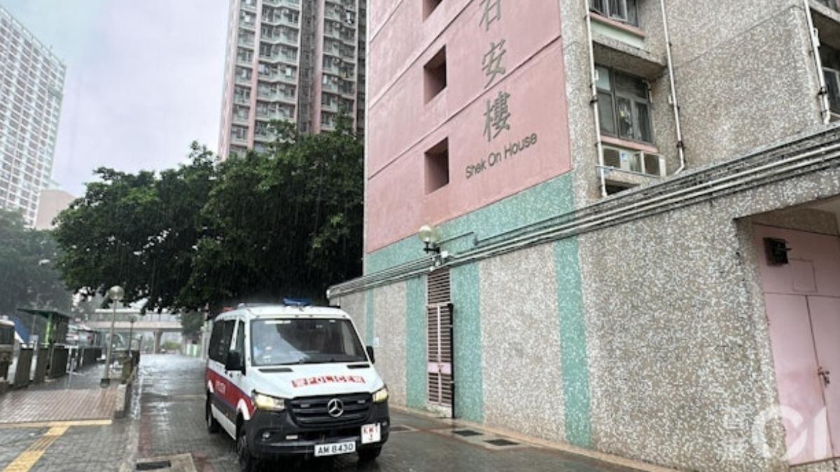 5月7日石籬一邨石安樓一名83歲獨居老翁丘伯倒斃家中並化為白骨，警方當日到場調查。（圖／香港01提供）