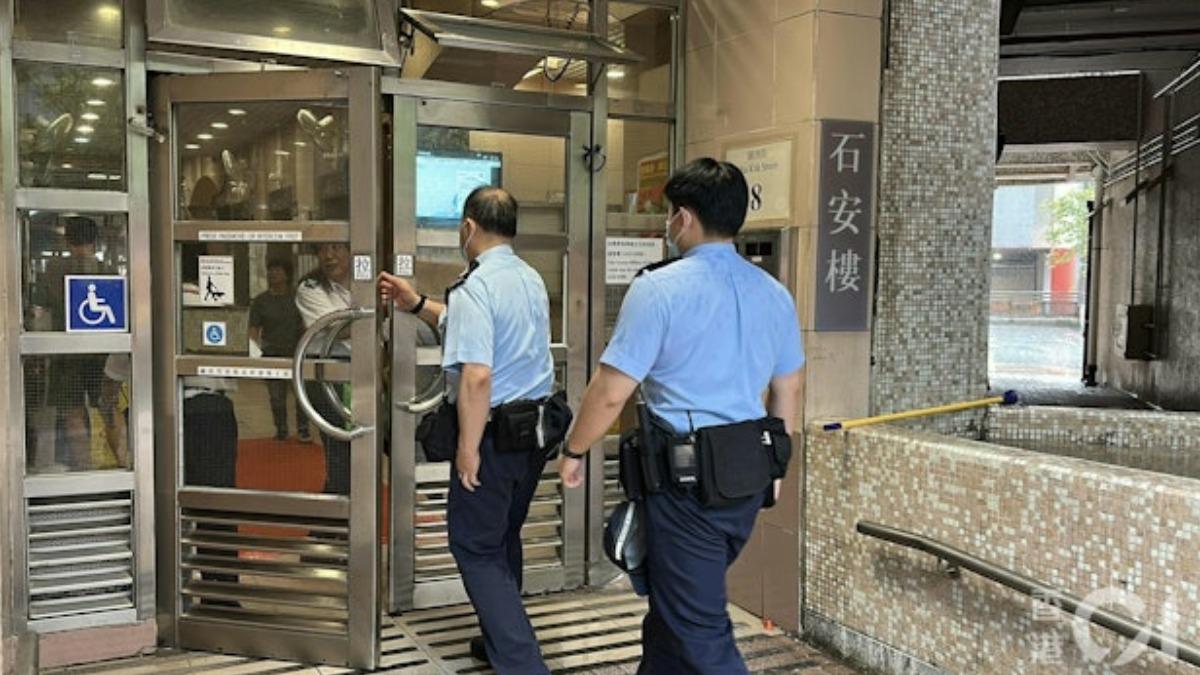 5月7日石籬一邨石安樓一名83歲獨居老翁丘伯倒斃家中並化為白骨,才被上門收屋的房署職員發現。(圖/香港01提供)