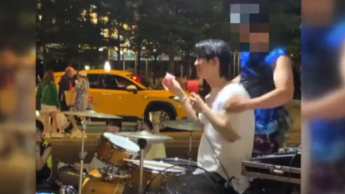 李科穎在街頭演出,沒想到遇到一名陌生男子突然上前,瞬間被對方環抱住。(圖/翻攝 李科穎Threads)