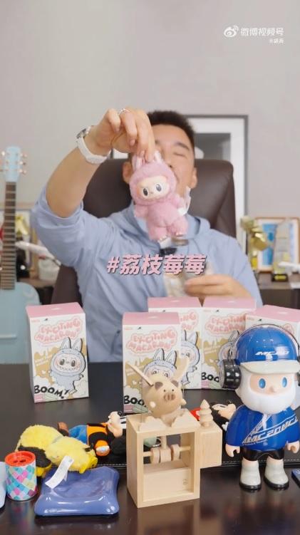 54歲男星胡兵近日迷上Labubu。(圖/翻攝胡兵微博)