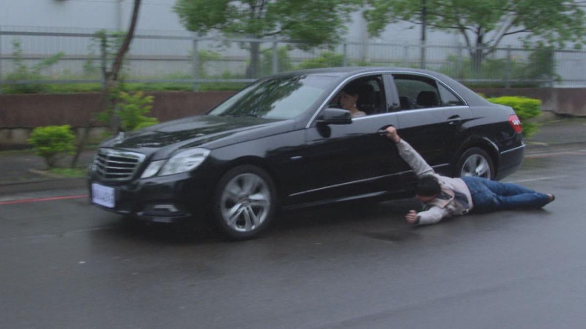 八點檔男星「掛車窗外」一路遭拖行 她嚇到發抖:快哭出來