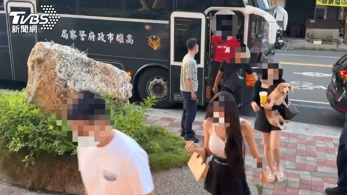 餐廳暗藏奢華賭場!長腿辣妹帶毛小孩嗨賭 警破門帶回30人