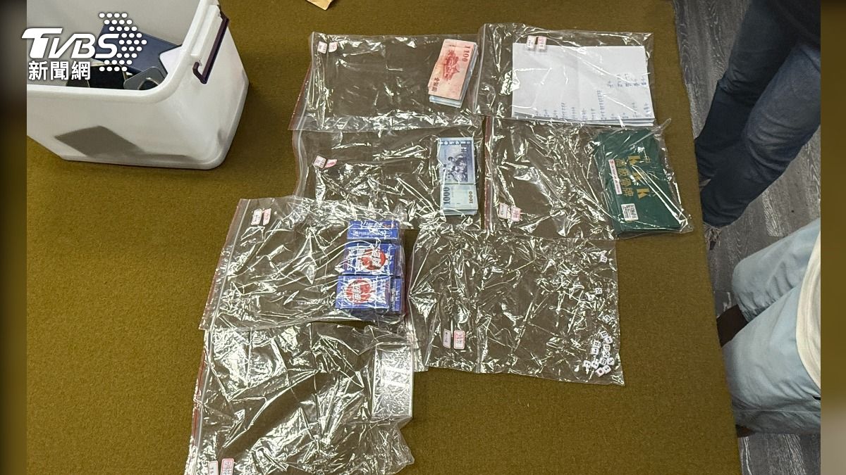 警方當場逮捕林姓負責人、鄭姓把風男子、以及27名賭客。(圖/TVBS)
