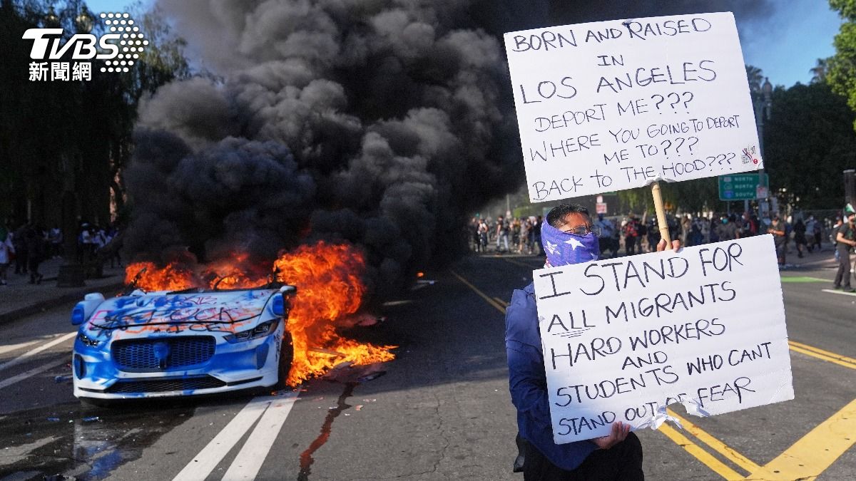 美國洛杉磯反川移民示威升級,抗議者放火燒車,甚至肉身阻擋警車,川普警告不排除加派500名海軍陸戰隊鎮壓。(圖/達志影像美聯社)