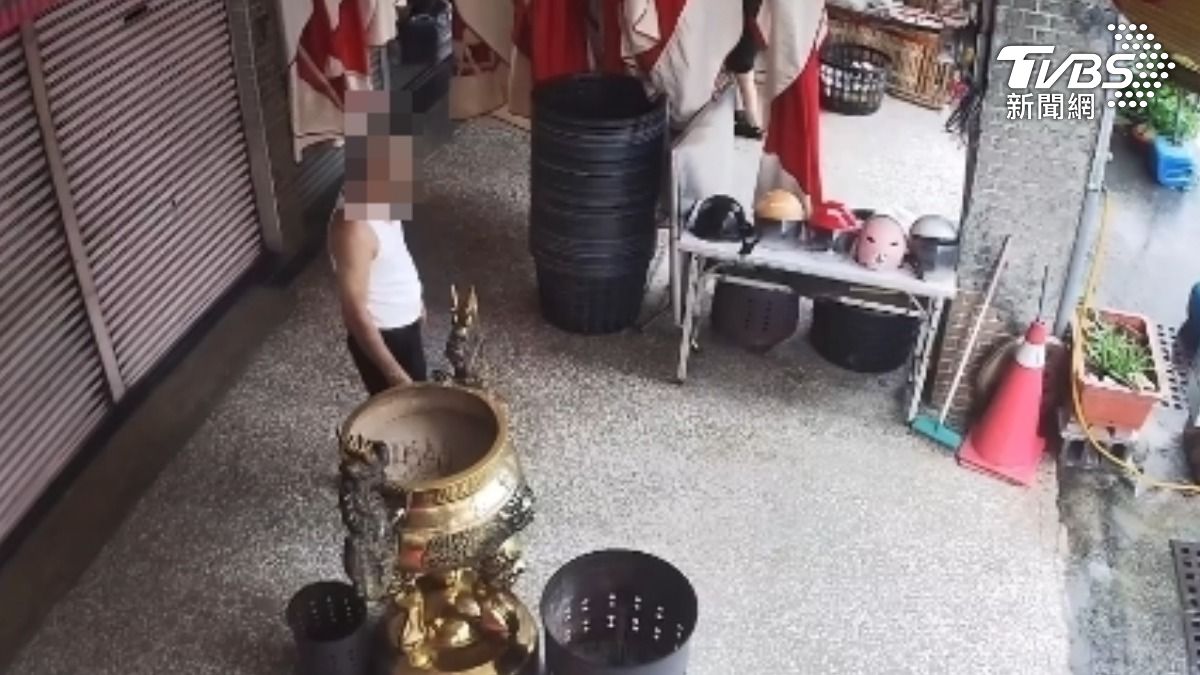 洗衣店業者不只偷用水，還會走到私人宮廟門口吐痰，鄰居抱怨連連。(圖/TVBS)