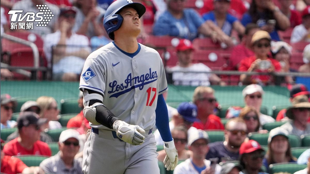 大谷翔平腳踝挨觸身球。(圖/達志影像美聯社)