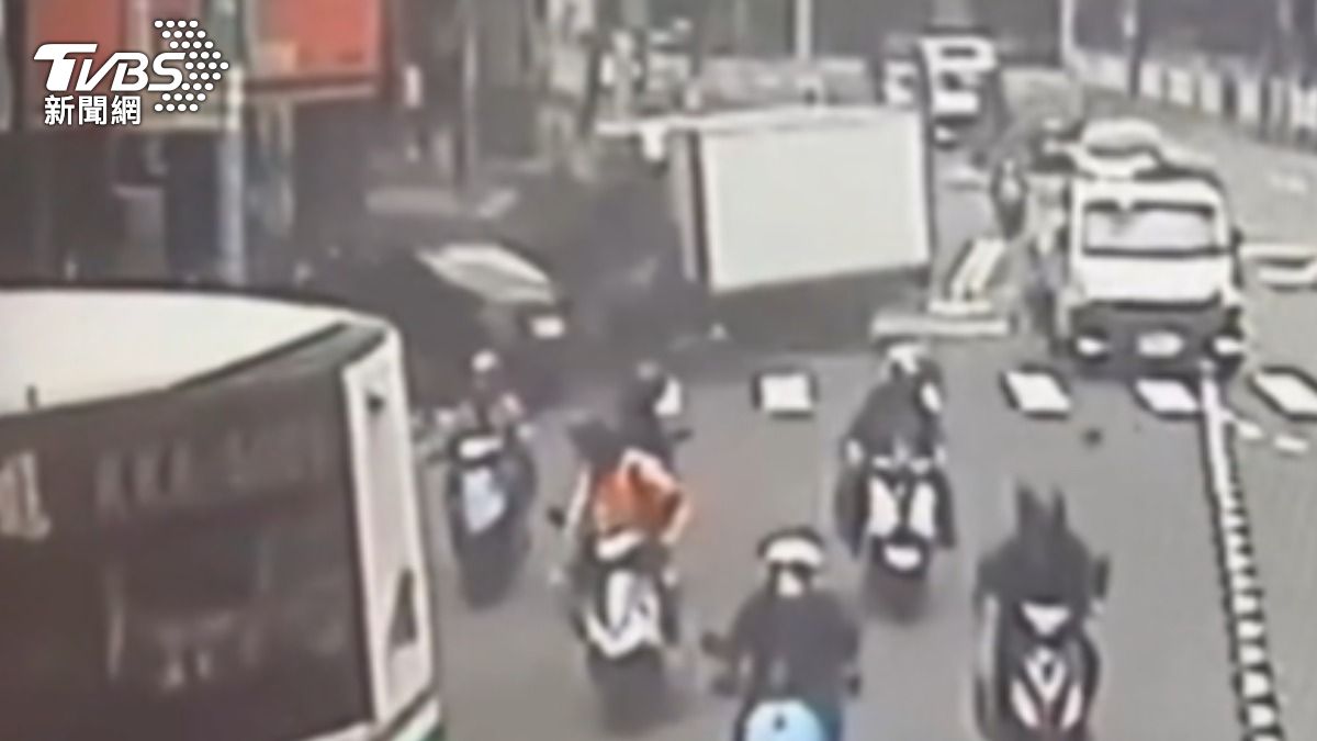 通緝犯駕車逃逸衝上人行道。(圖/TVBS)