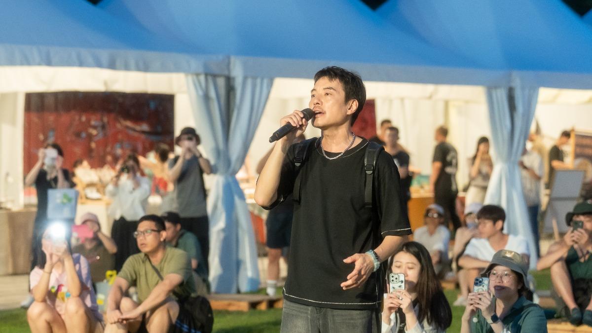 金曲音樂人陳如山(阿山) 重返熟悉音樂舞台 Live火力全開!奔下台近距離互動。(圖/誠品生活、臺北流行音樂中心提供)