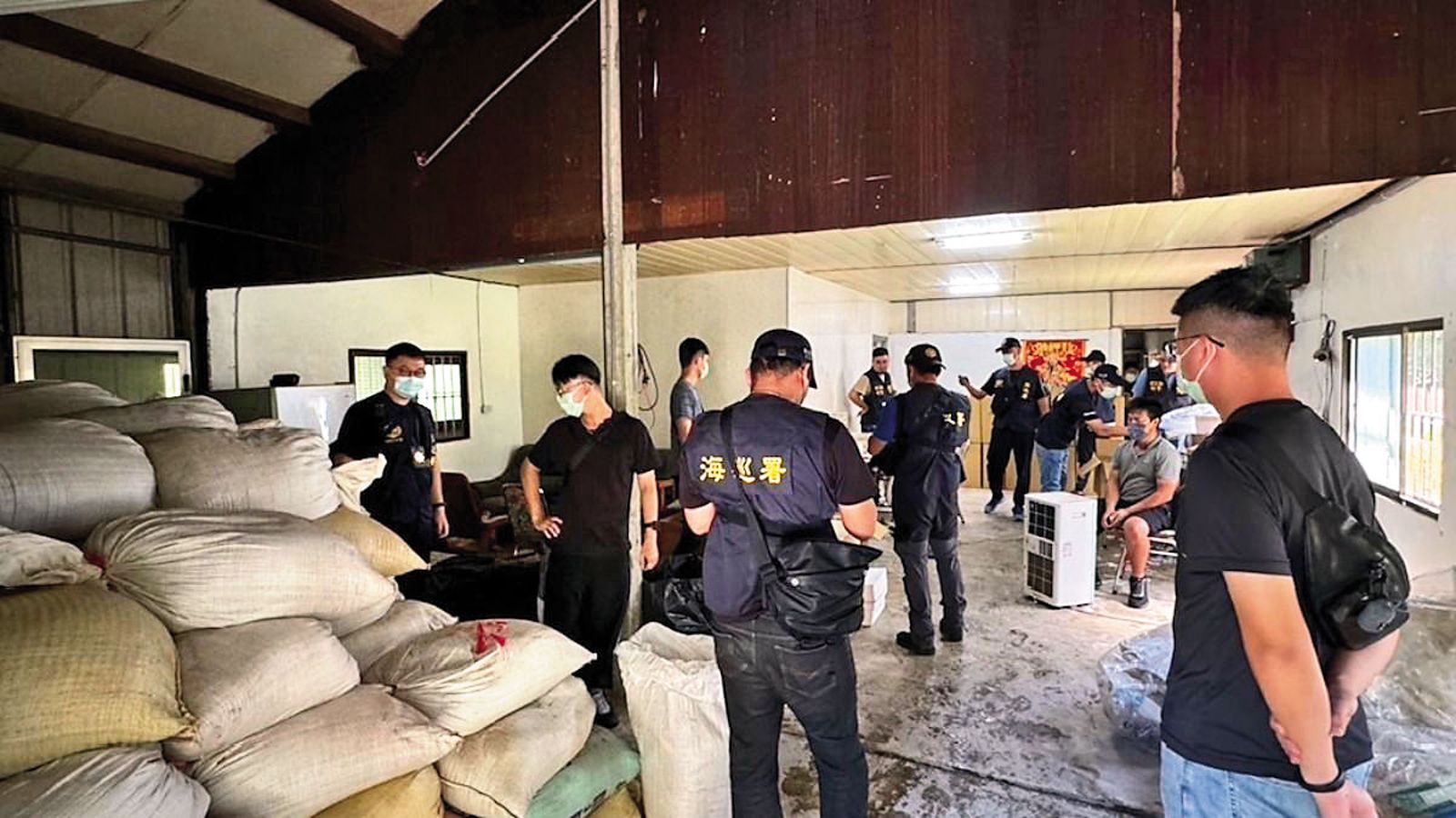 近來海巡署破獲不少私菸案，卻有海巡偵查員鑽法律漏洞，詐領獎勵金。（圖／非當事人，海巡署查緝隊提供）