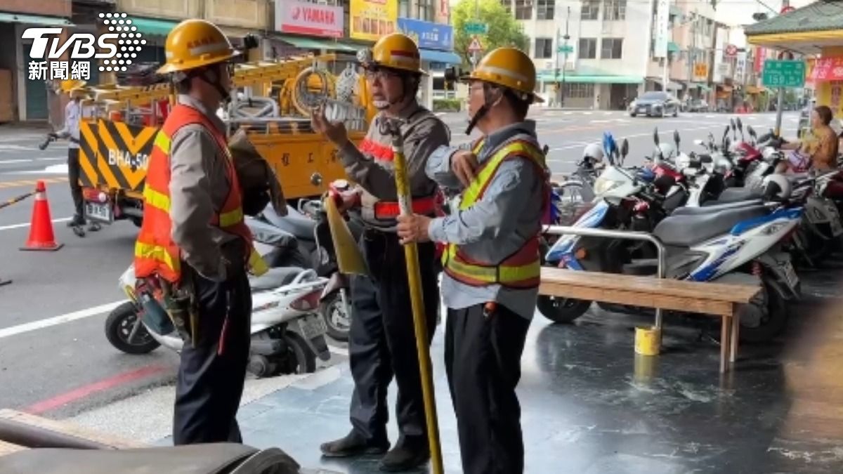台電人員獲報趕抵現場搶修，研判為地下纜線故障導致停電。（圖／TVBS）