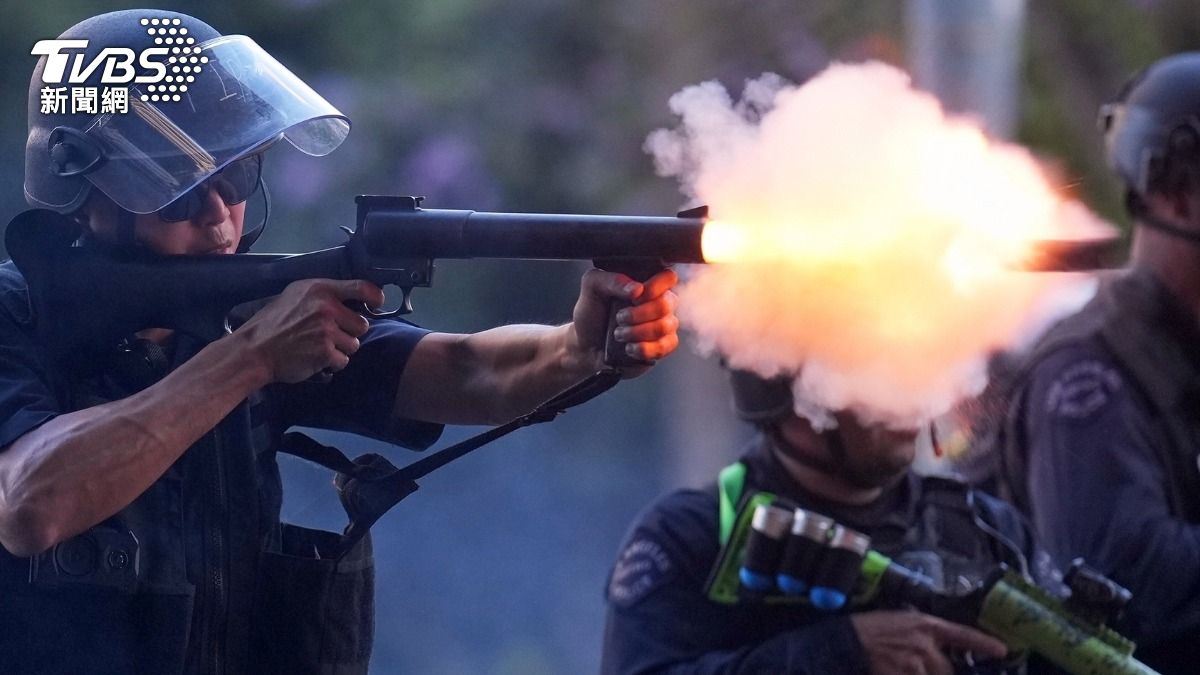 洛杉磯「警民衝突」！陸媒記者衰中橡皮子彈　領事館急發聲