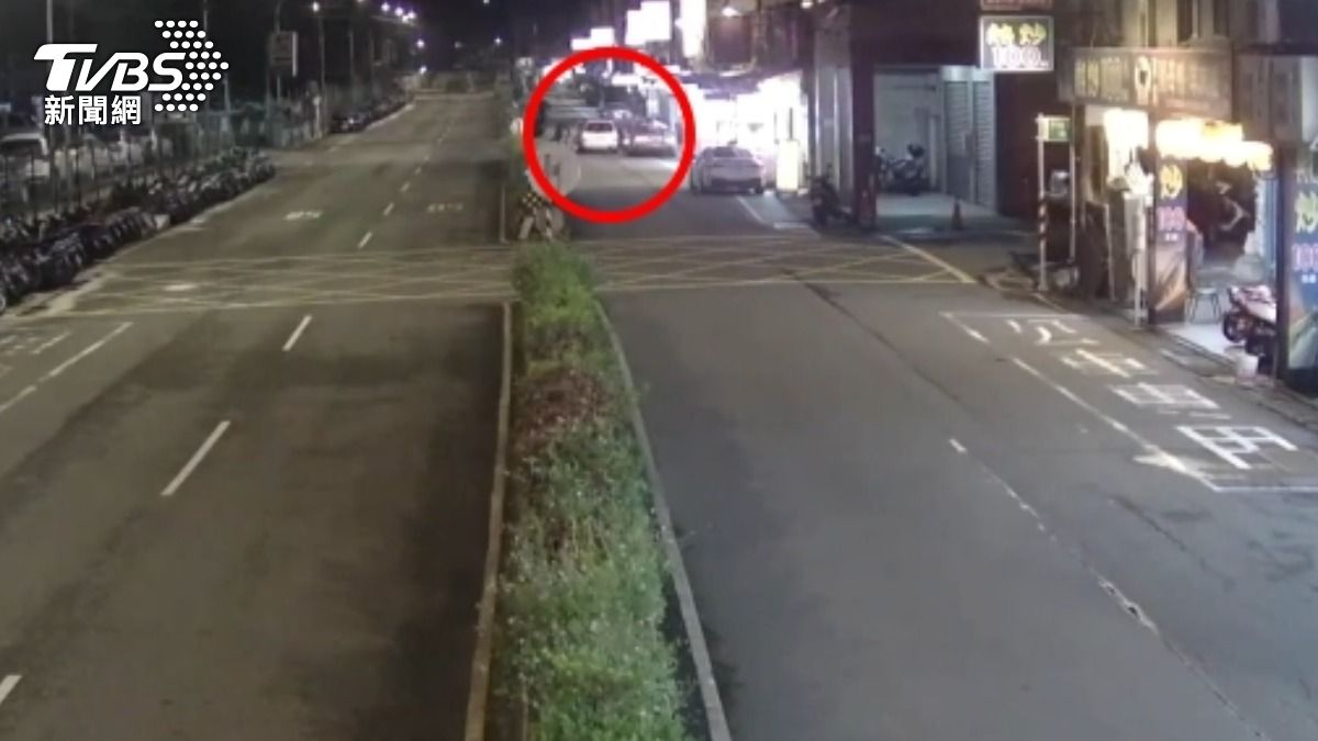 犯嫌開白色轎車當街將受害男子擄走。(圖/TVBS)