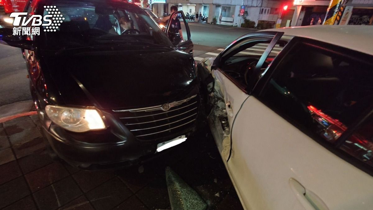 肇事黑車撞上當時正要右轉白車。(圖/TVBS)