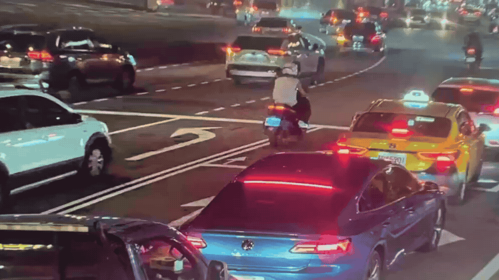 有片/台北駕駛闖紅燈直直衝!撞飛右轉轎車 1人傷送醫