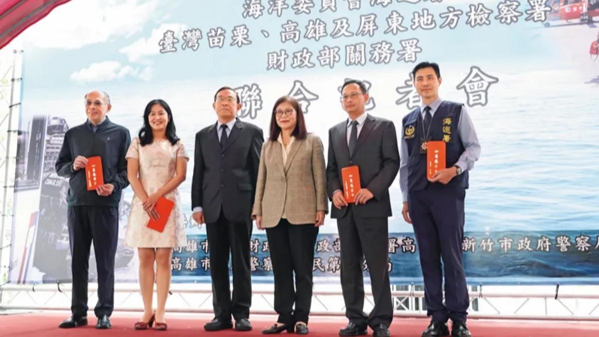 去年海巡署盛大舉辦查緝非法菸毒傑出成果記者會，由管碧玲（右3）及關務署官員親自主持，如今卻傳出有不肖查緝人員涉貪。（圖／翻攝自海巡署官網）