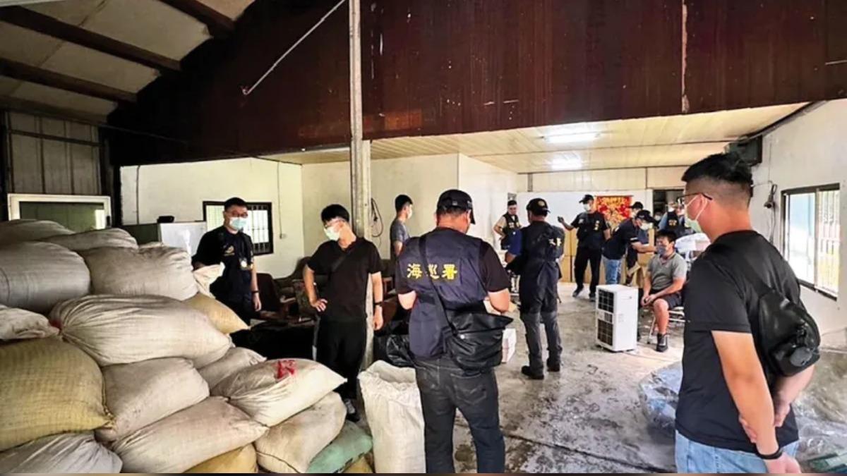 近來海巡署破獲不少私菸案,卻有海巡偵查員鑽法律漏洞,詐領獎勵金。圖非當事人。(圖/海巡署查緝隊提供)