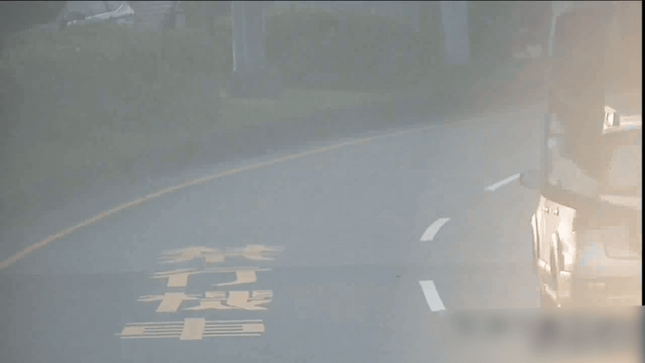 小客車與大車發生碰撞時,直接在馬路上旋轉滑行。(圖/TVBS)