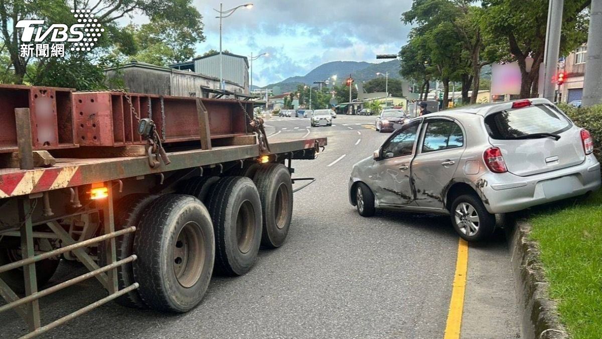 有片/宜蘭車禍驚險瞬間!小客車遭聯結車追撞 噴飛上安全島