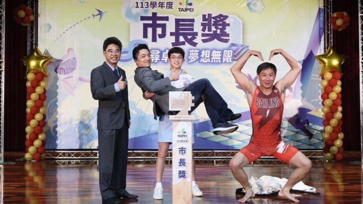 同學好狂！蔣萬安首次被公主抱　羞喊：原來這就是「萬安緊抱」