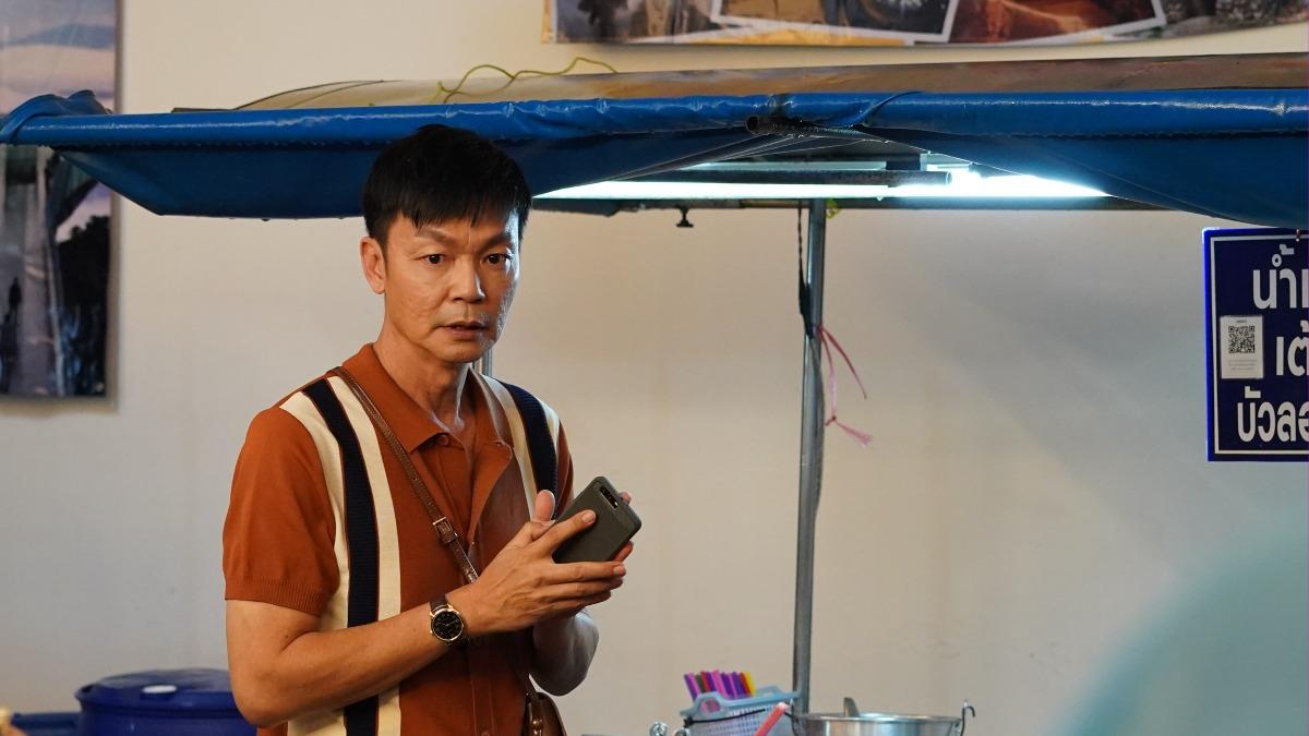 喜劇天王拍戲掛彩! 「遭椅子砸手」見血忍痛:我片酬高沒關係