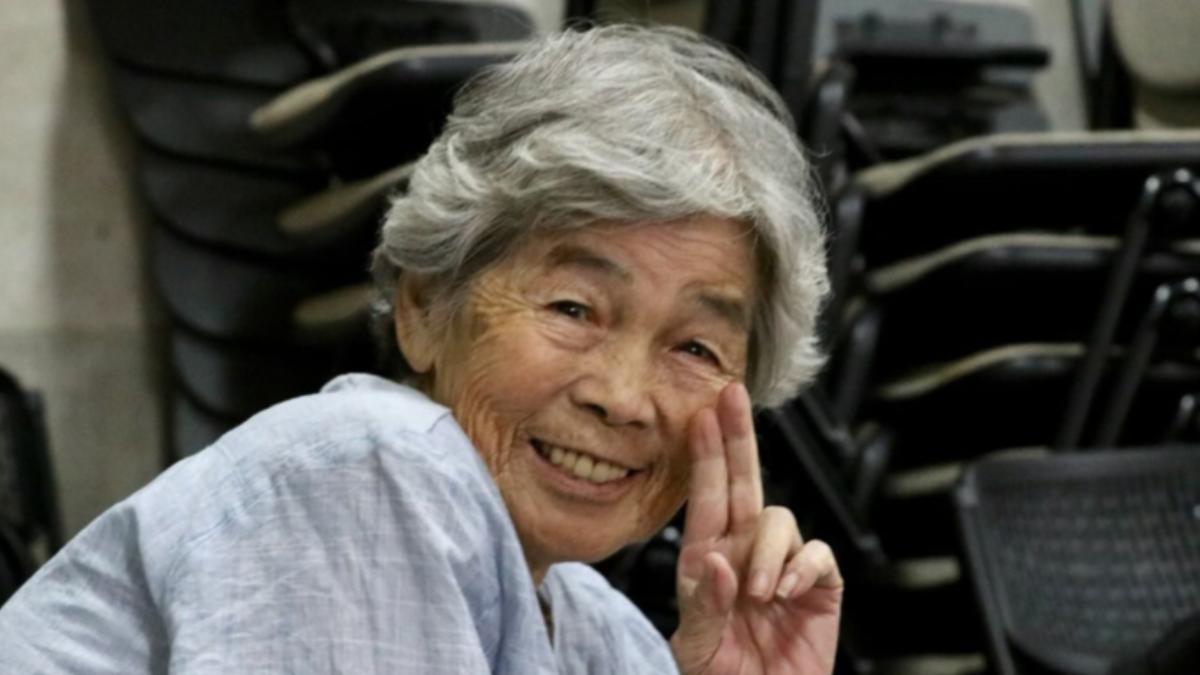 裹垃圾袋自拍爆紅！日本最強「自拍阿嬤」逝世　享耆壽97歲