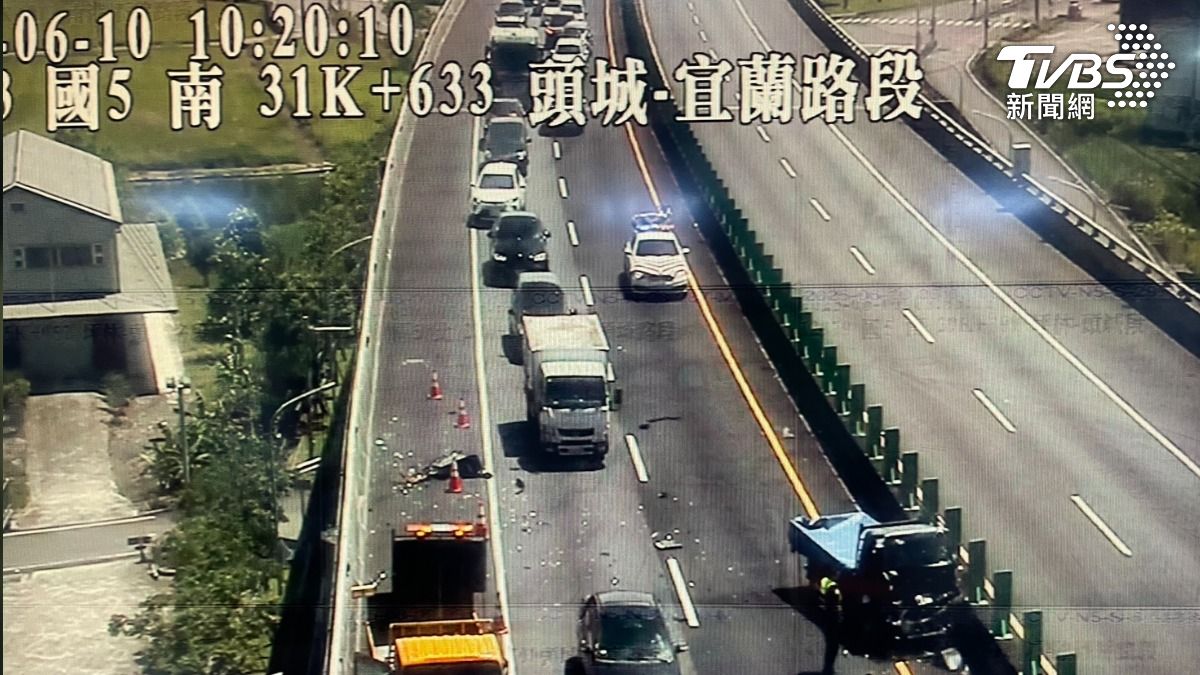 駕駛失控連撞兩車,意識不清搶救中。(圖/TVBS)
