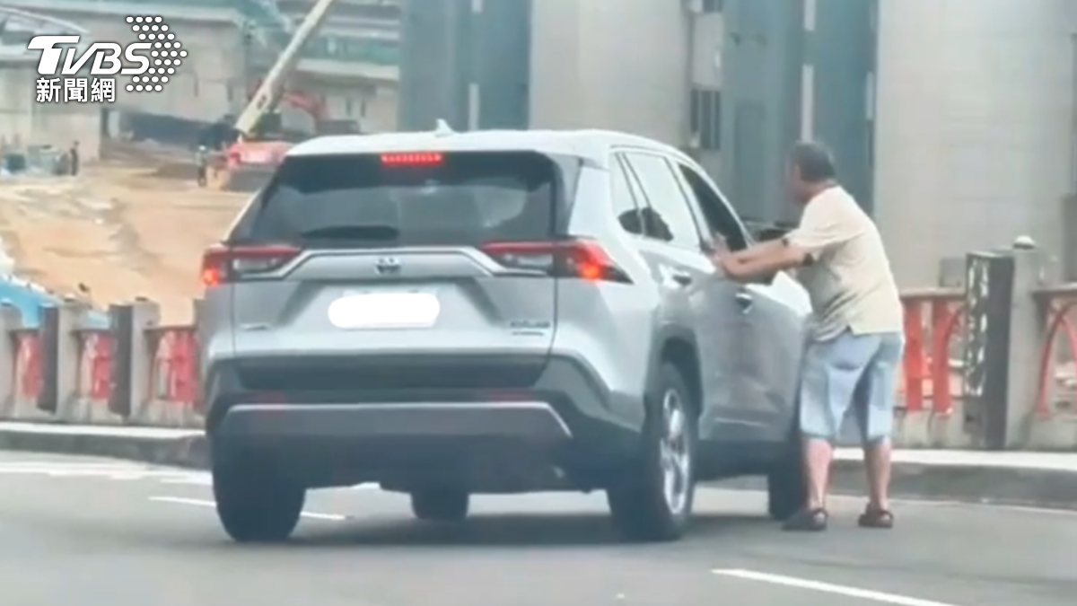 機場熱心幫攔車?男「跑上車道」險象環生