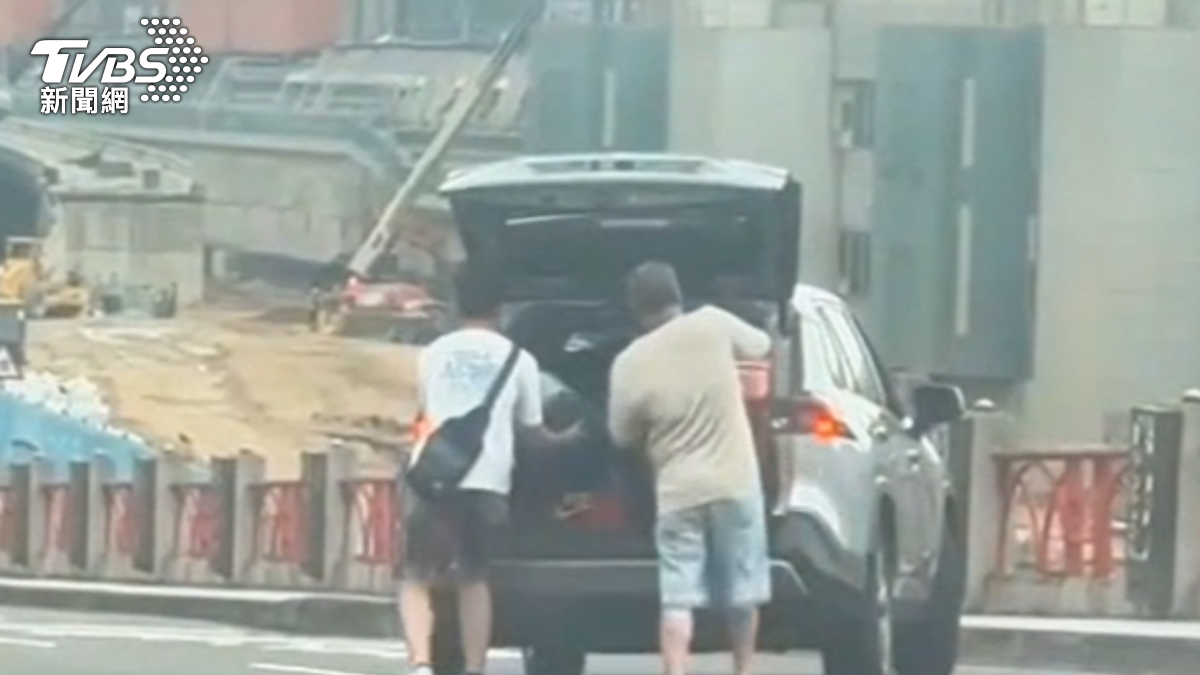 男子並非自己要搭車,而是幫其他旅客攔車。(圖/翻攝社會事新聞影音)