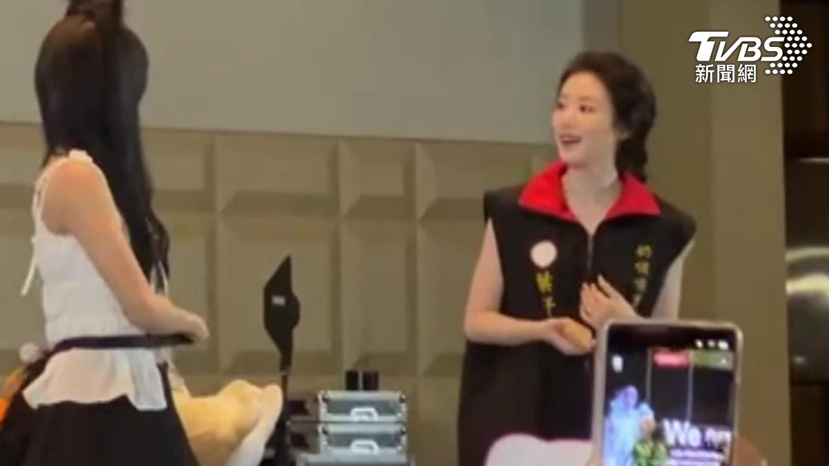 台灣成員舒華穿上粉絲送的里長背心。（圖／民眾提供）