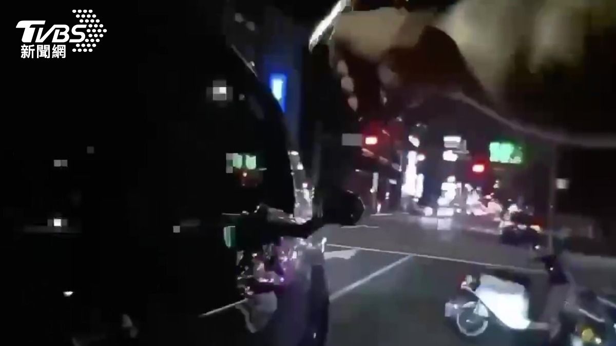 車位爭奪戰失控!男子駕車衝撞執勤警 遭拔槍制止畫面曝