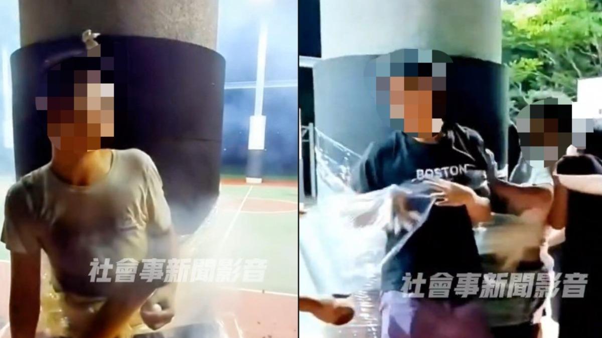 把壽星綑綁在籃球場柱子上,眾人輪流朝他丟擲點燃鞭炮。(圖/翻攝自社會事影音)