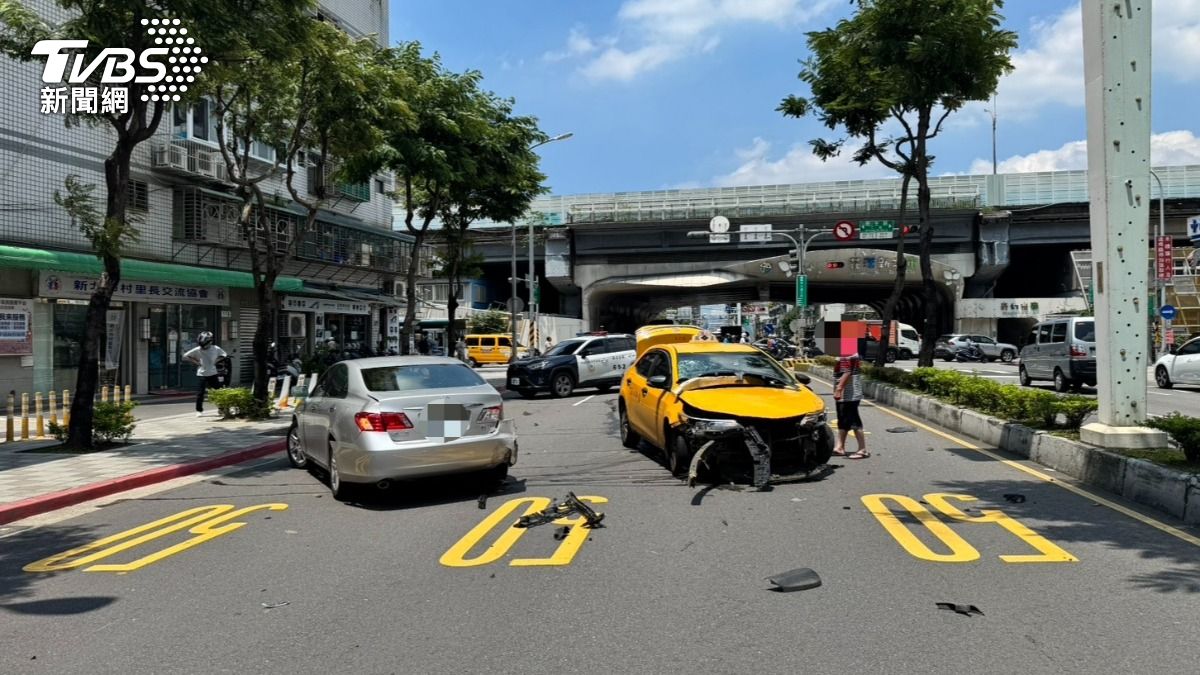 快訊/板橋死亡事故!計程車疑闖紅燈追撞 女騎士無辜喪命