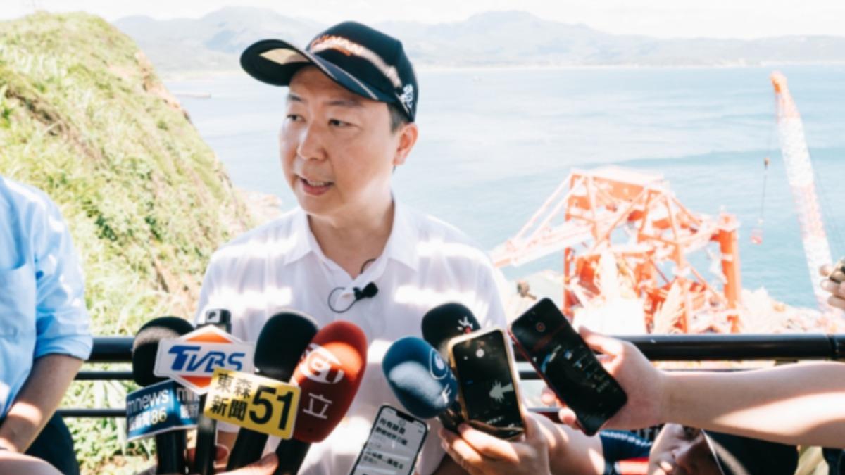 交通部長陳世凱今視察中國貨輪擱淺情形。(圖/交通部提供)