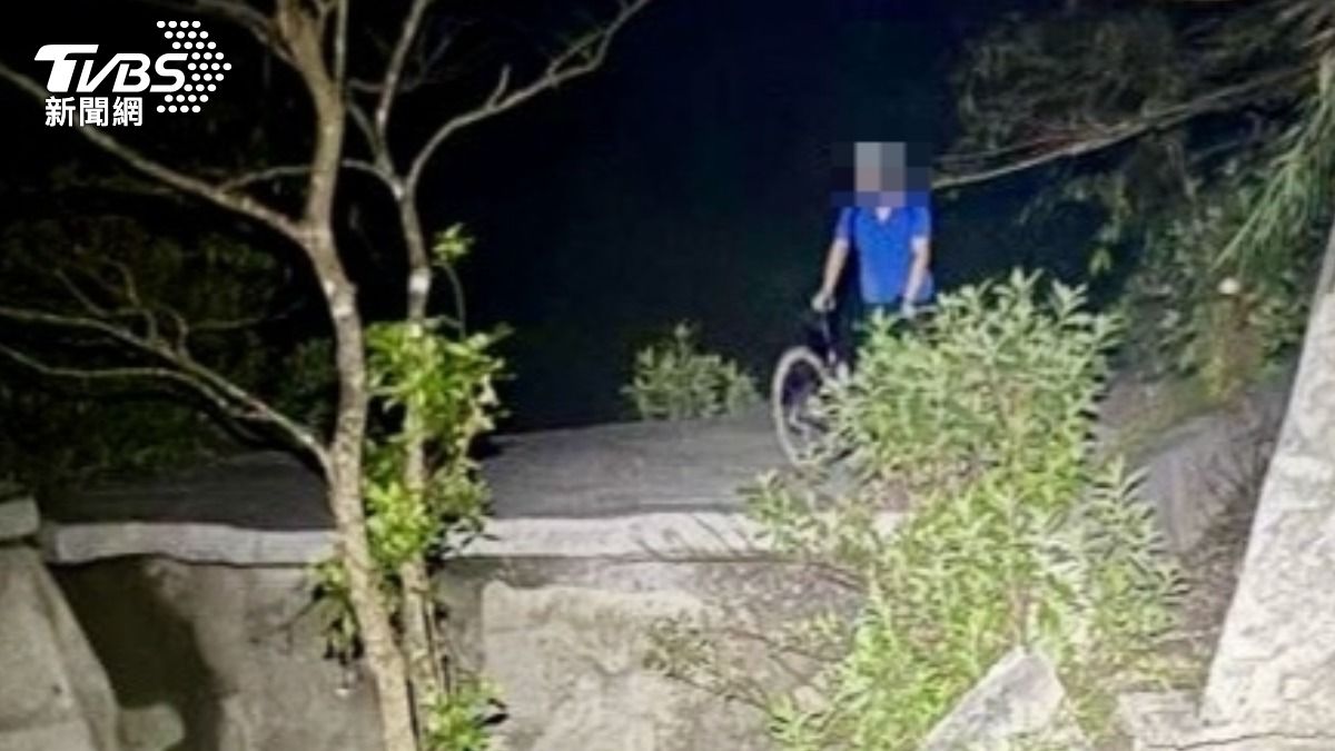 加拿大籍喬姓教授受困197縣道，警消協同當地民眾前往搶救。(圖／台東縣消防局提供）