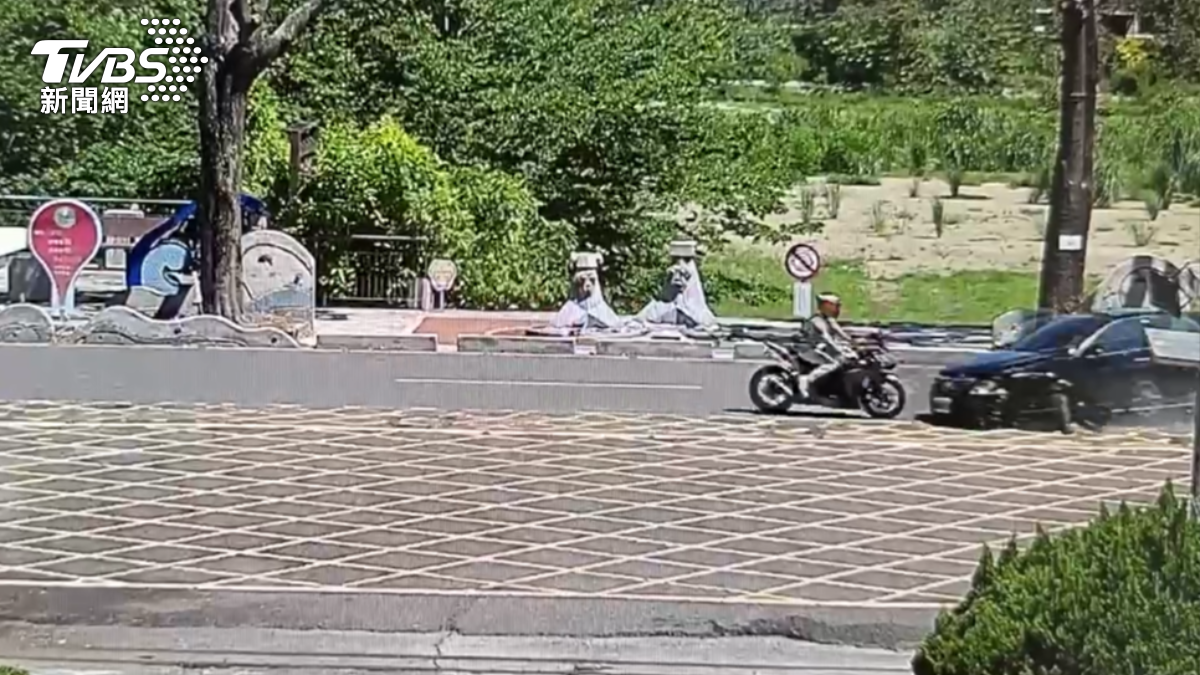 失控黑色轎車失控衝往對向機車騎士根本來不及反應就撞上(圖/TVBS)