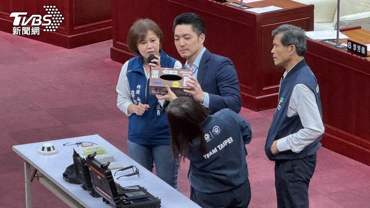 台北市長蔣萬安找偷拍針孔找不到。（圖／陳怡潔攝）