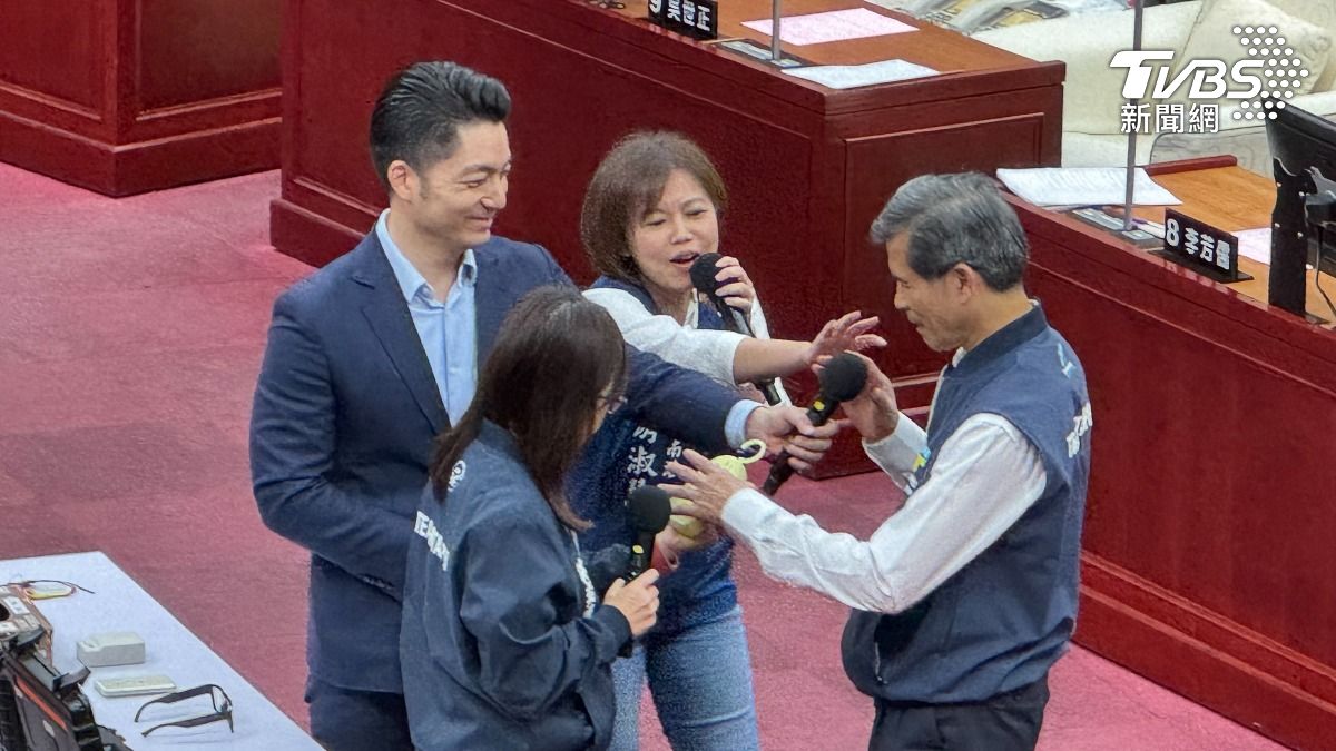 蔣萬安找不到偷拍針孔求助警察局長李西河(右),游淑慧(中)連忙制止。(圖/陳怡潔攝)