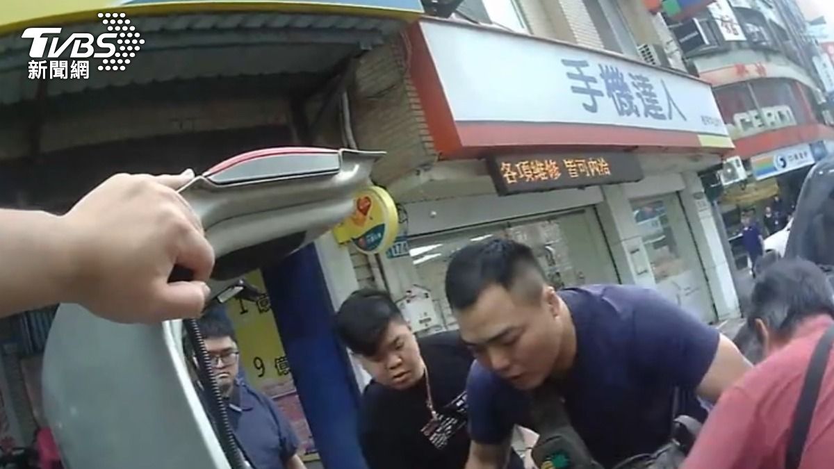 詐騙集團成員躲後車廂遭逮。(圖/TVBS)