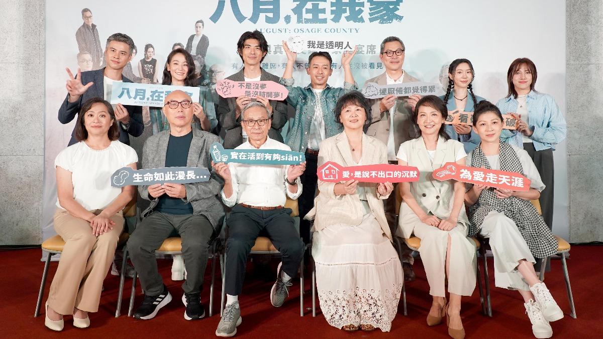 鄧安寧（前排左二）託女兒鄧雨忱（後排右二）的福受邀演出。（圖／綠光提供）