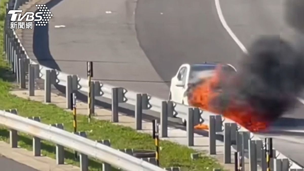 桃園國道2號火燒車 車頭起火前輪燒光冒濃濃黑煙