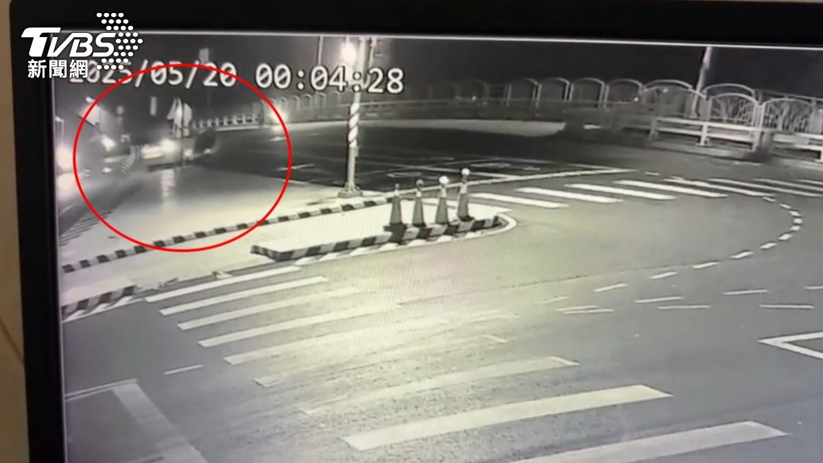 汽車深夜自撞分隔島,車主驚覺「被人偷開走」。(圖/TVBS)