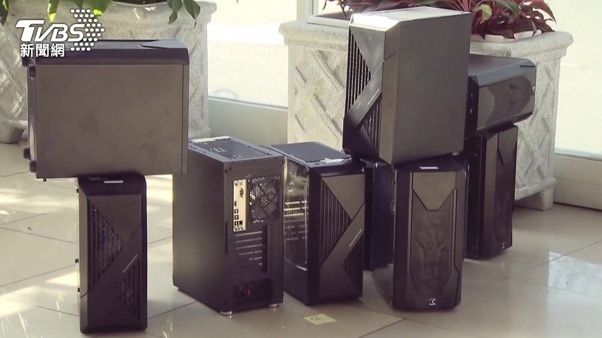 遭扣押電腦主機。（圖／TVBS）