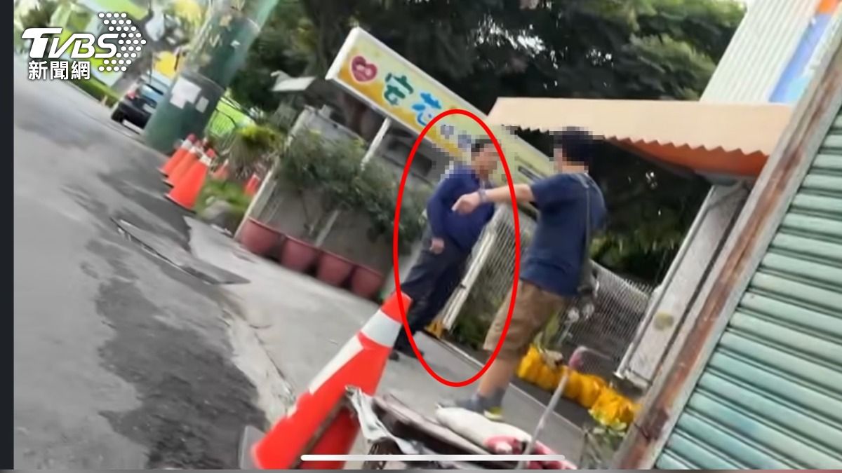 男子巷弄狂飆引發住戶不滿上前勸說。(圖/TVBS)