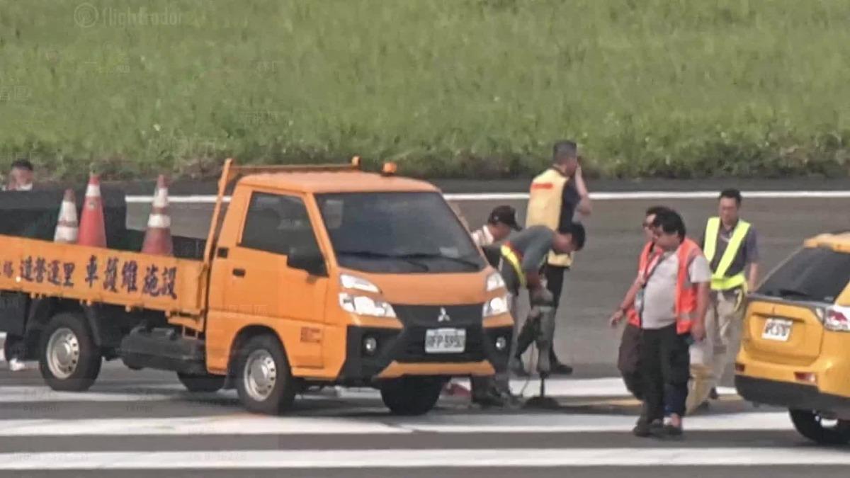 松山機場跑道突破裂,緊急修復。(圖/Taiwan Aviation 小謙日常)
