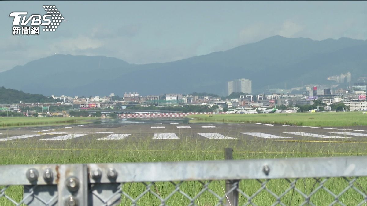 松山機場跑道疑因用久破損。(圖/TVBS)