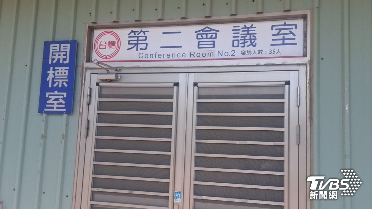 原定在第二會議室等待,被通知後才知道臨時改地點。(圖/TVBS)