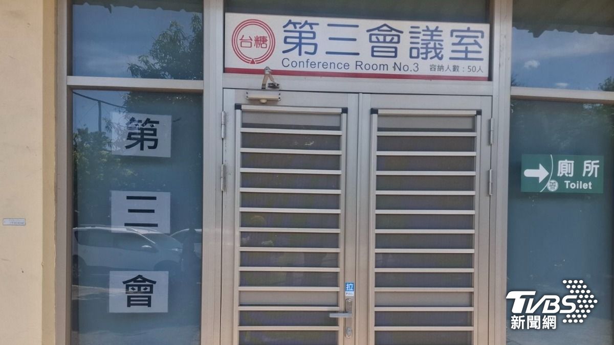 原定在第二會議室等待,被通知後才知道臨時改地點。(圖/TVBS)